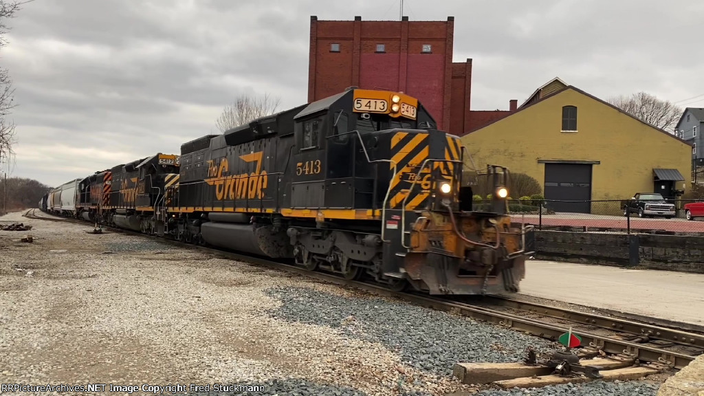 WE 5413 leads 291 out of Akron.
